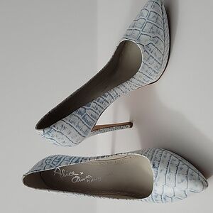 NWOB Alice + Olivia Dina Snakeskin Blue White Hi Heel Pumps Size 39
